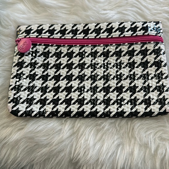 ipsy Handbags - Houndstooth vinyl ipsy bag with pink zipper
